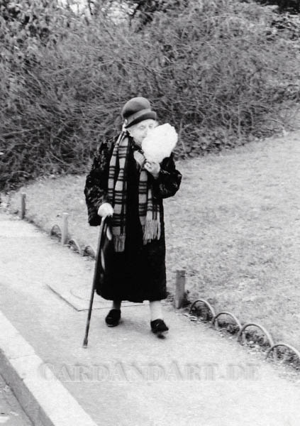 Zuckerwatte Alte Dame mit Zuckerwatte - Postkarte