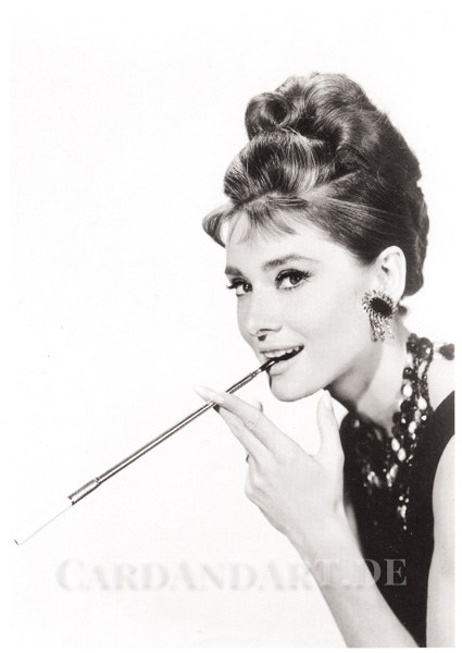 Audrey-Hepburn-Smoking-PostkarteesDorGPljPp2O Audrey Hepburn Smoking - Postkarte